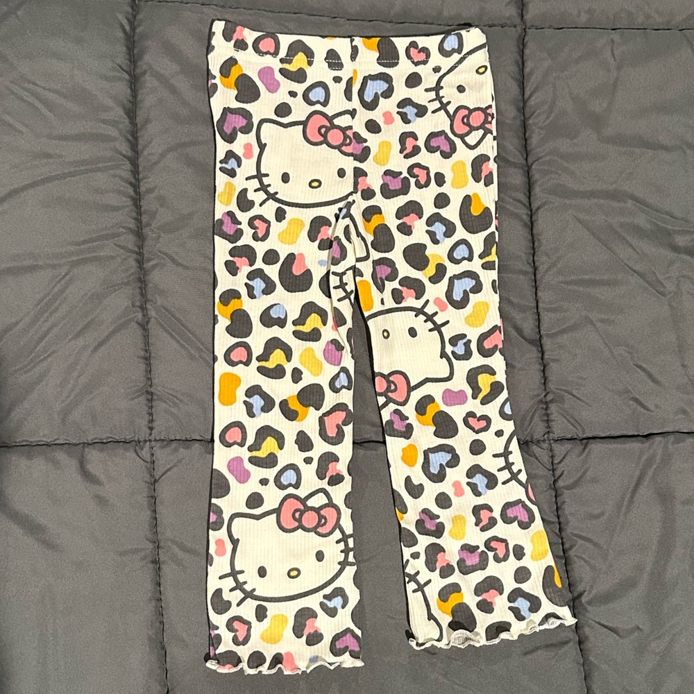 Hello Kitty Outfit - Picture 7 of 9